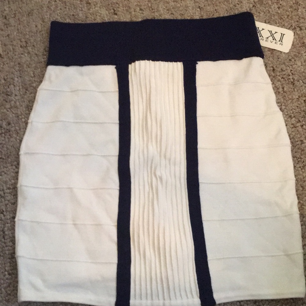 Mini skirts - Picture 3 of 5